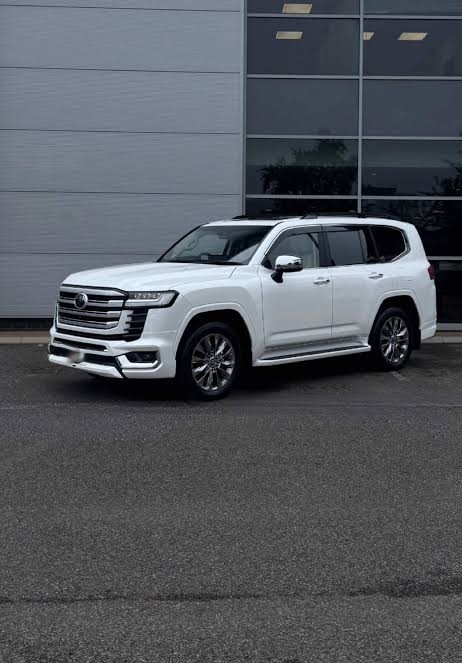 GTT white Land Cruiser